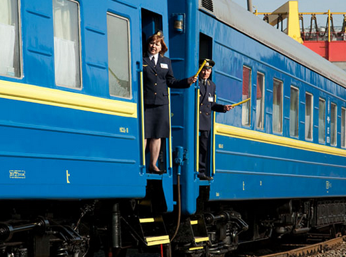 Вибухи під Києвом пошкодили залізничну інфраструктуру: змінено маршрути поїздів, частину рейсів скасовано